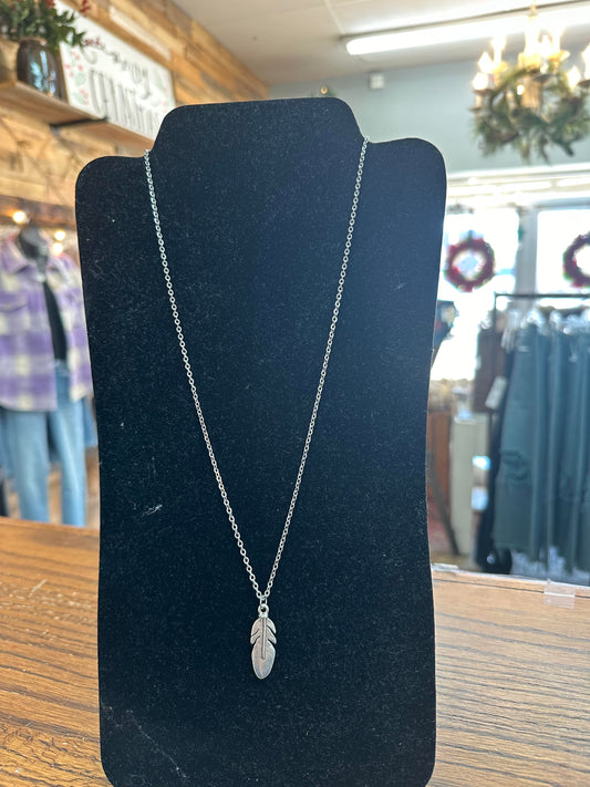 Krabbe Feather Charm Necklace